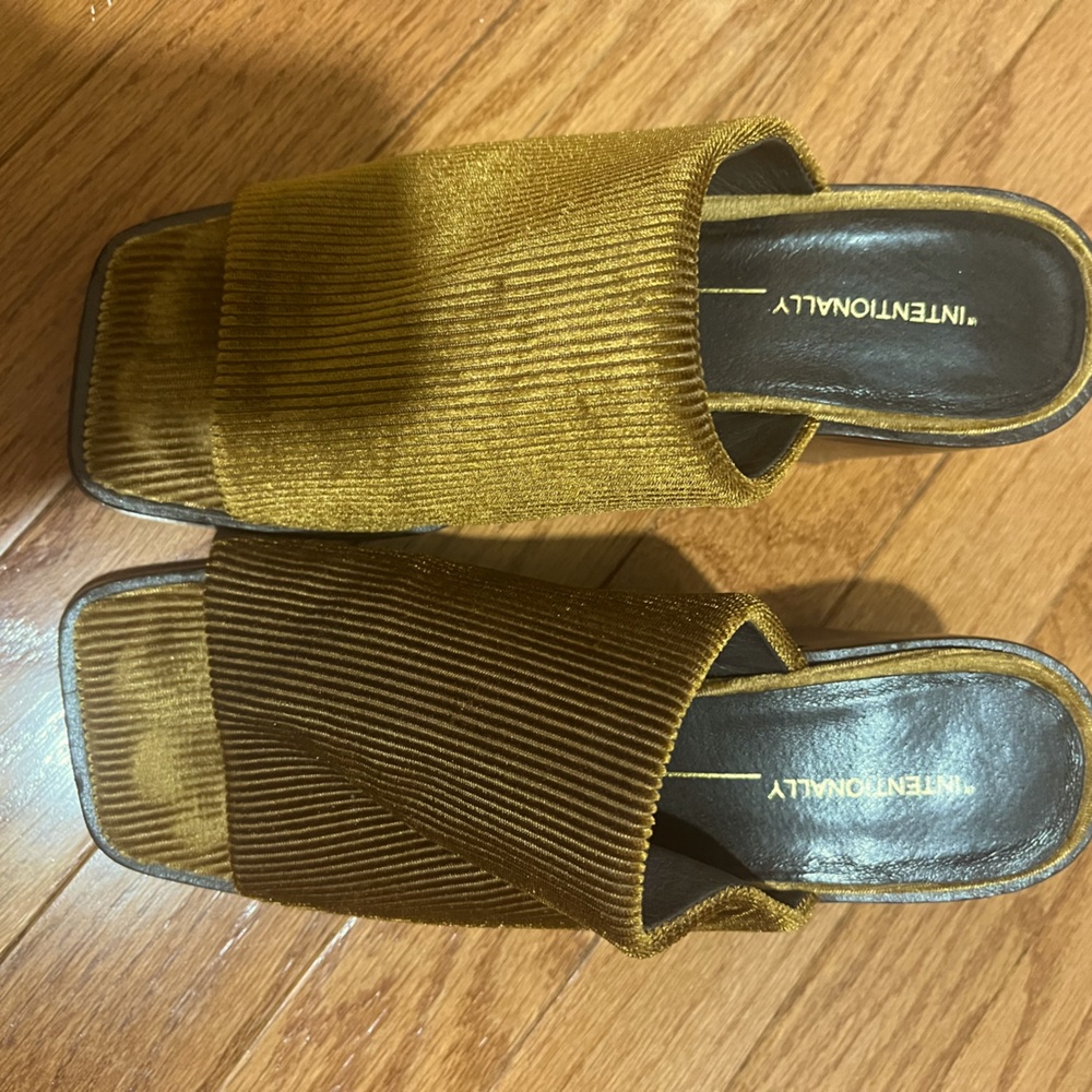 SOLD Intentionally Blank Size 5 Bronze/Brown Mule